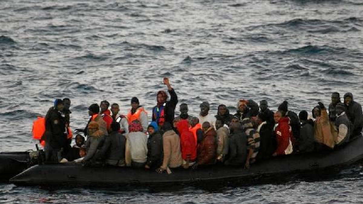 Imagen de la patera rescatada por la Armadax,au