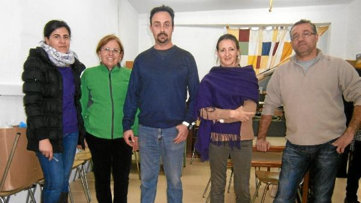Iniciativa Alberto Alemán (a la derecha) junto a algunos voluntarios de Pro-Comedor Social El Ejido.