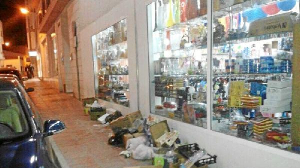 Los populares albojenses denuncian suciedad en calles.e;clip:re