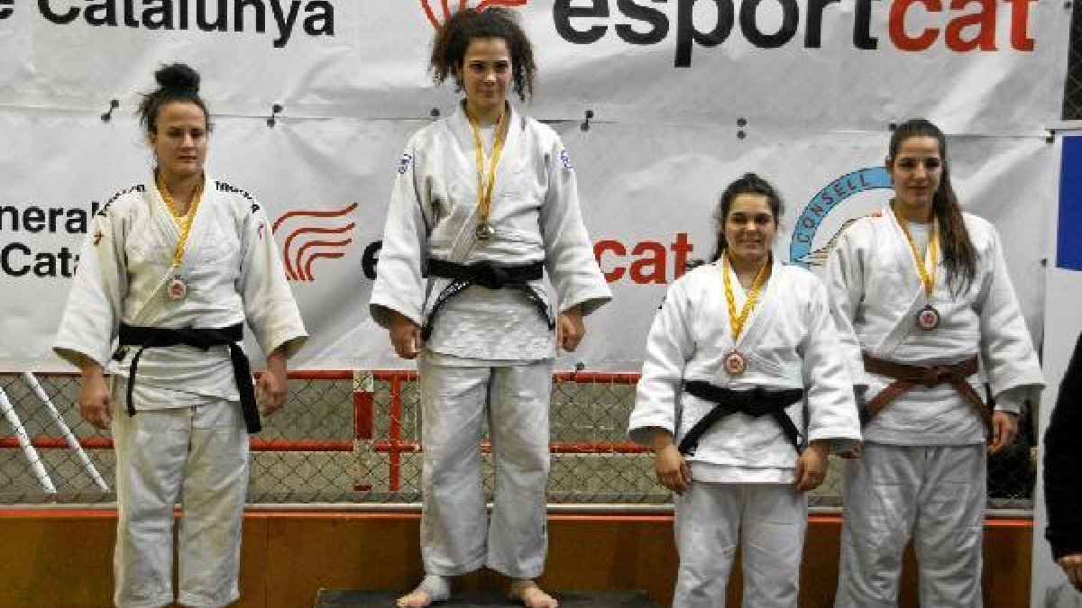 Candela Fernández en el podio con su medalla.