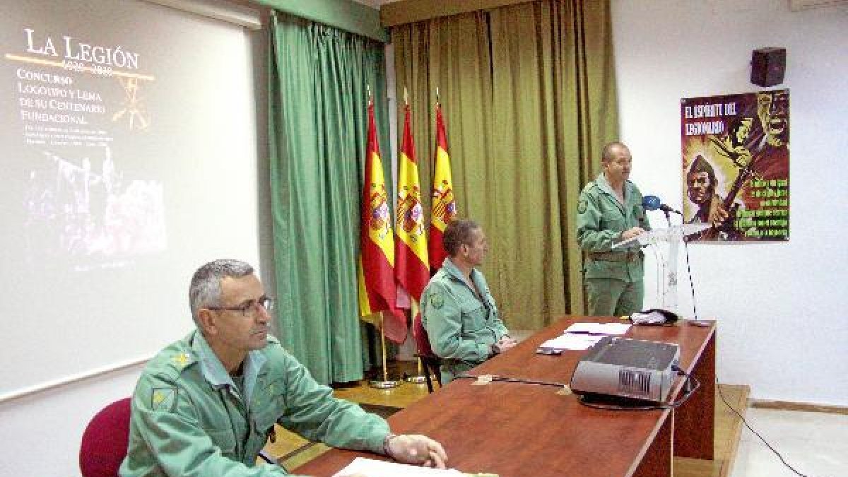 El general Leza, el teniente coronel De Meer y el comandante Ferrera ayer en Viatortyle>.a