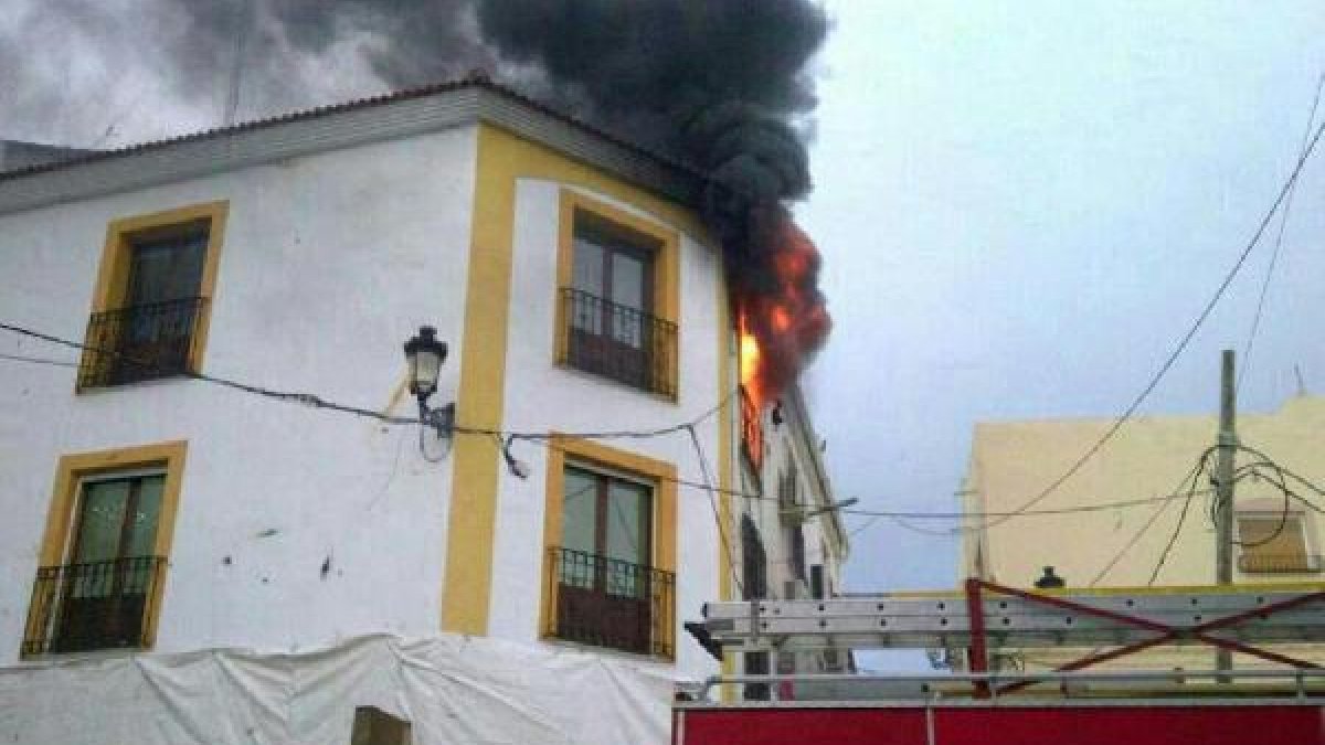 Fotografía tomada por un vecino tras la llegada de los bomberos al ayuntamiento.tyle>.apqj
