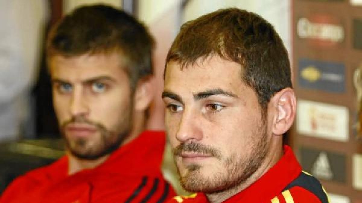 Piqué y Casillas con los colores de España.x,au