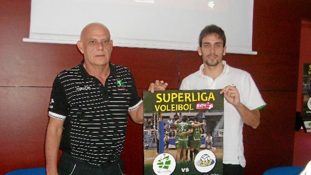 Piero Molducci y Raúl Muñoz con el cartel del partido frente a Ibiza.tyle>.apqj{position:a