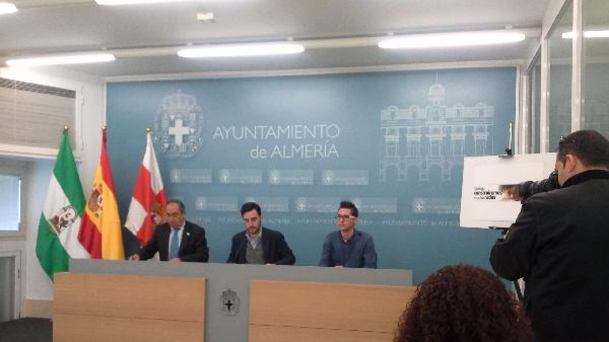 Francisco Balcázar, Carlos Sánchez y Rafael Alonso, en rueda de prensa.tyle>.apqj{position