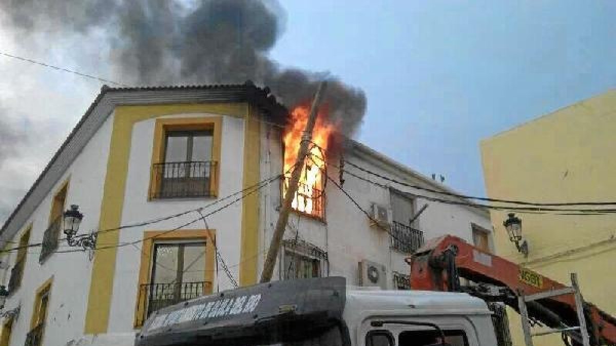 Fotografía tomada por un vecino del incendio en el Ayuntamiento.tyle>.apqj{position:absolu