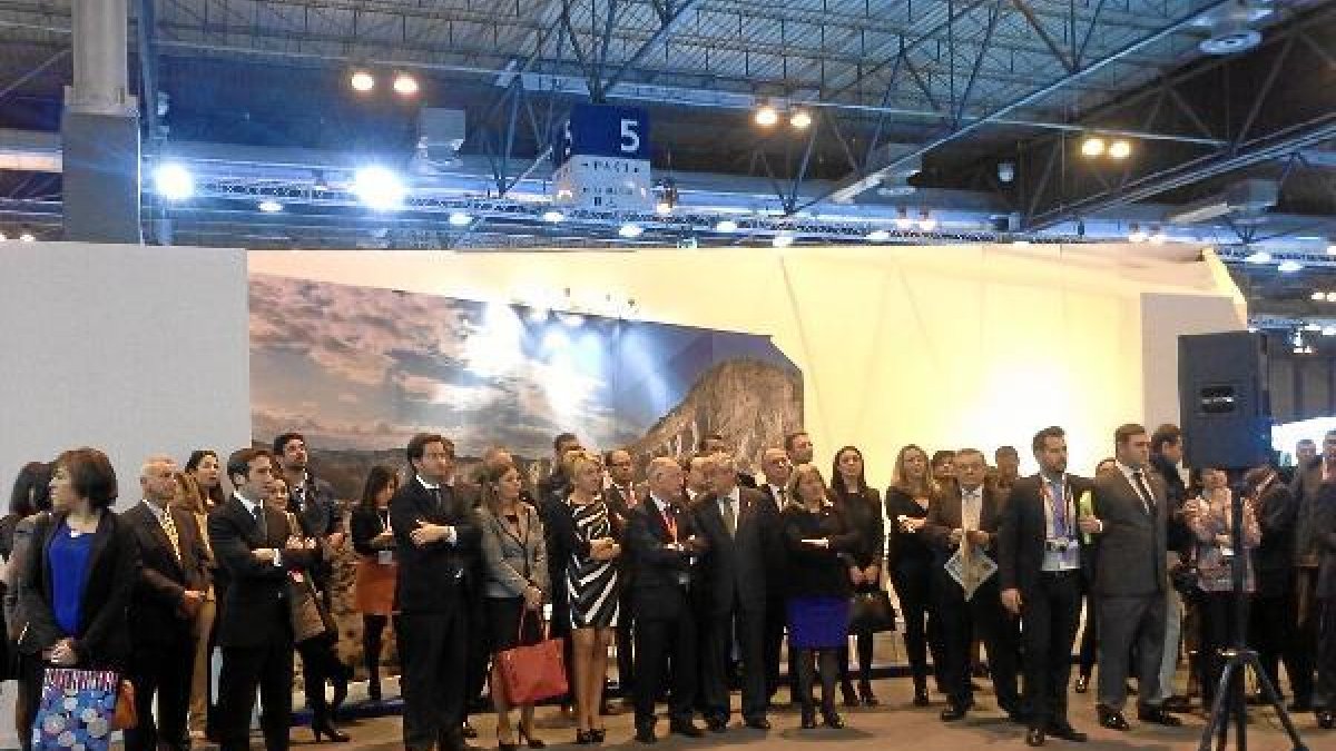 Alcaldes, concejales y público en general en una de las presentaciones almerienses del día de ayer e