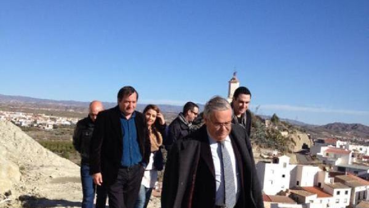 El subdelegado acompañado por parte del equipo de Gobierno zurgenero mientras analizan el estado del