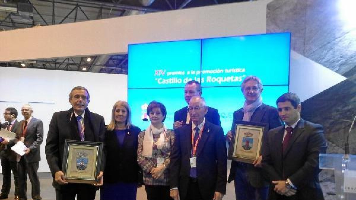 Los premiados de Castillo de las Roquetas posan junto a representantes municipales y autonómicos.