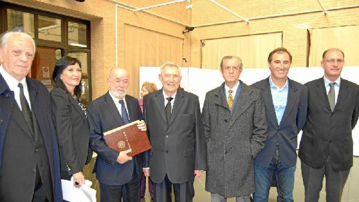 Hermanos   de Emilio Campra, y miembros de la  UAL, durante el homenaje.tyle>.apqj{positio