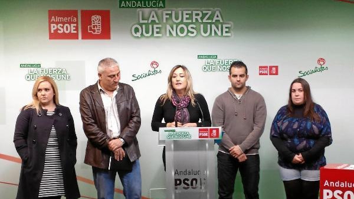 Grupo municipal socialista en el Ayuntamiento de Níjar, ayer en la sede provincial del PSOE.