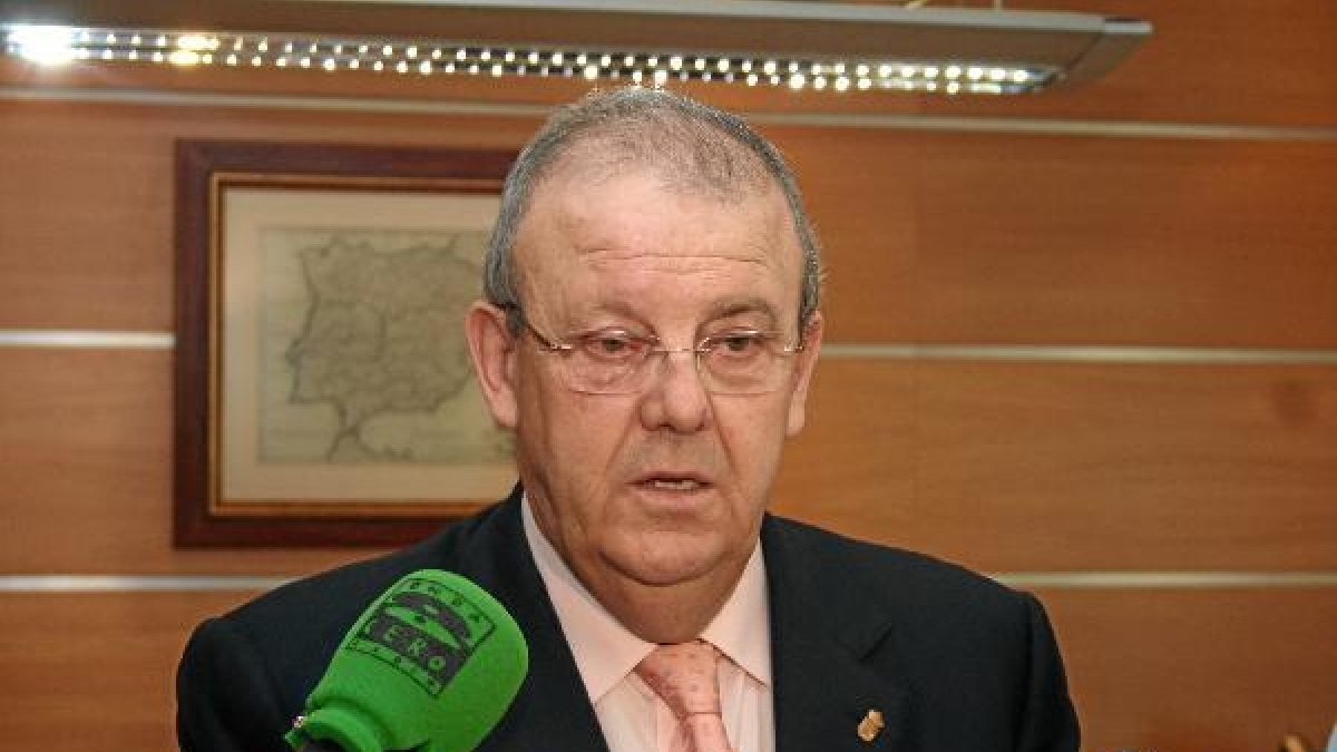 El exalcalde Juan Encisoo,469px);}