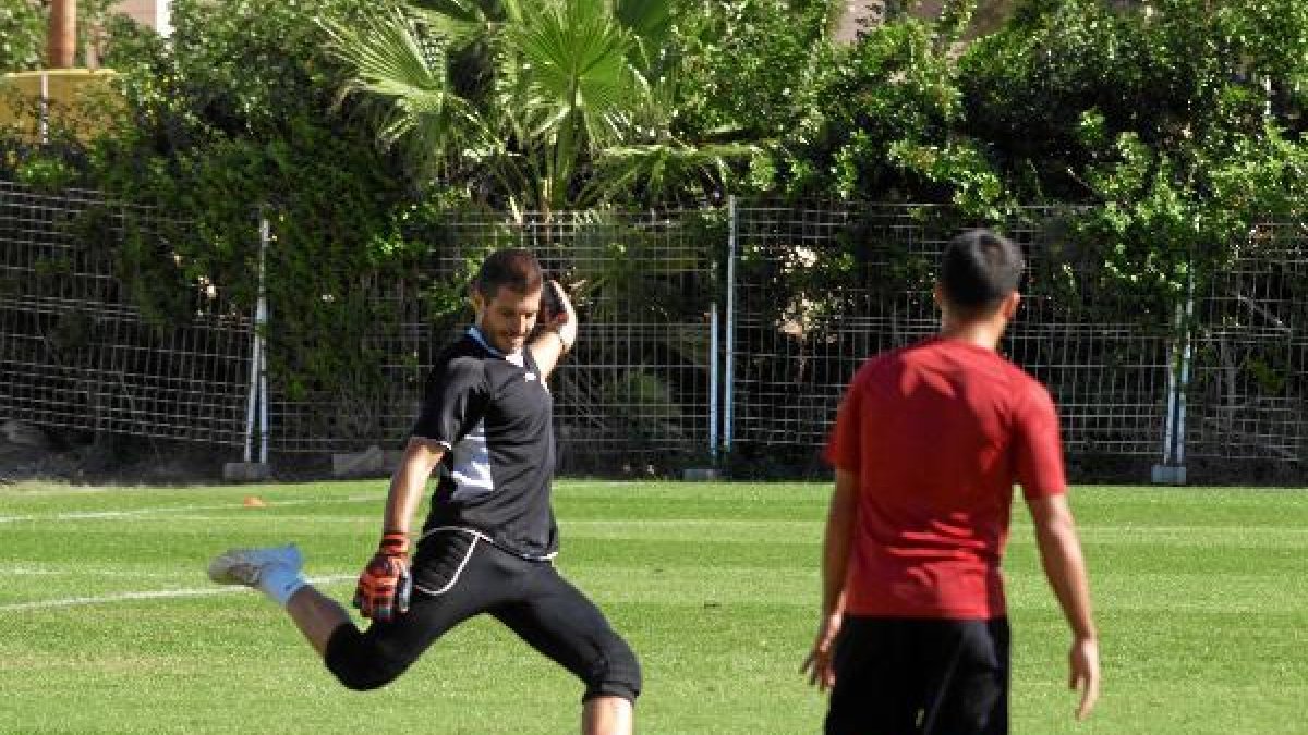 Víctor Ibáñez en un entrenamiento en el campo de la Vega de Acá