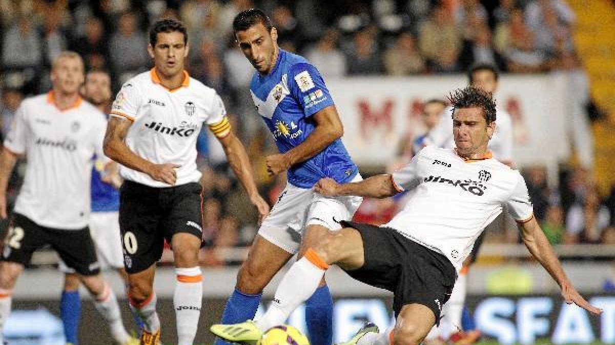 Pellerano peleando con los atacantes del Valencia en Mestalla.e