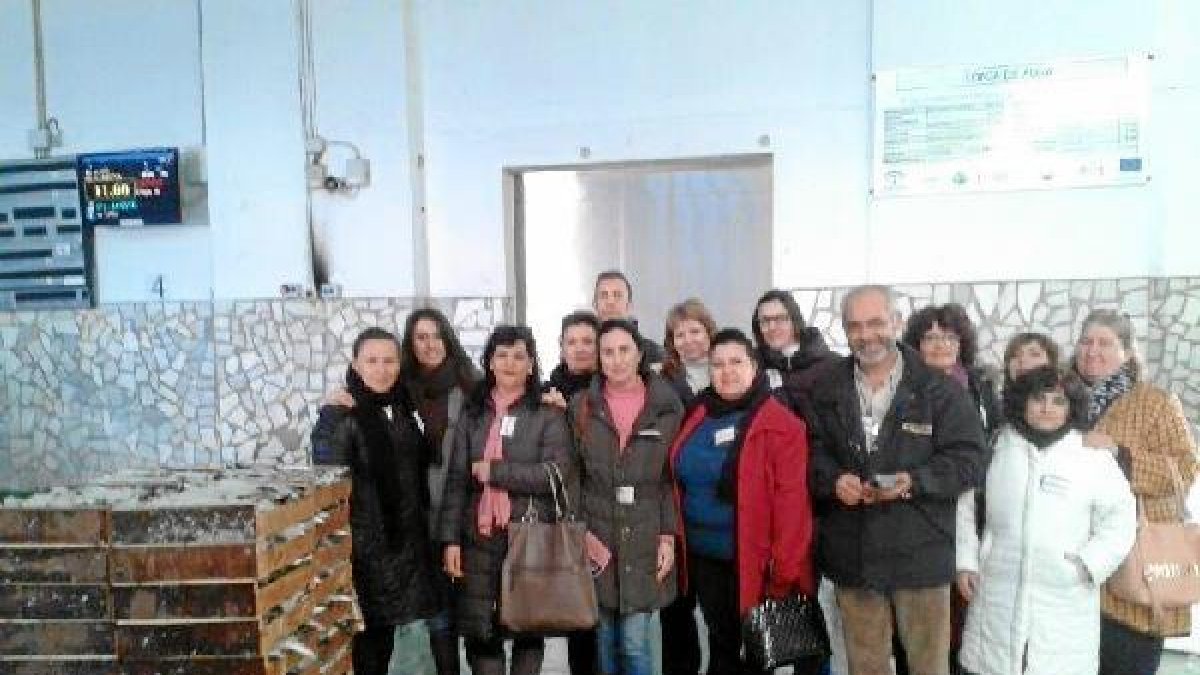 Alumnas del taller de  empleo en su visita a la lonja del municipio. tyle>.apqj{position:a