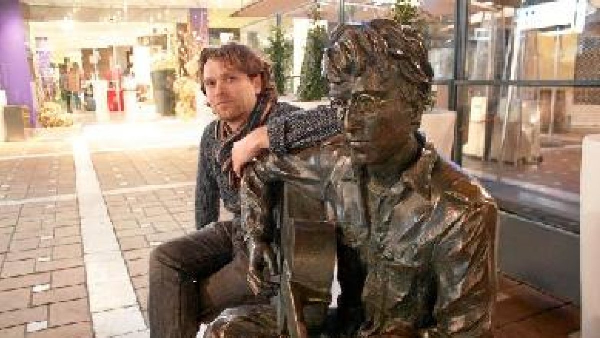 Chris Slater junto a la estatua de John Lennon en la plaza Flores.tyle>.apqj{position:abso