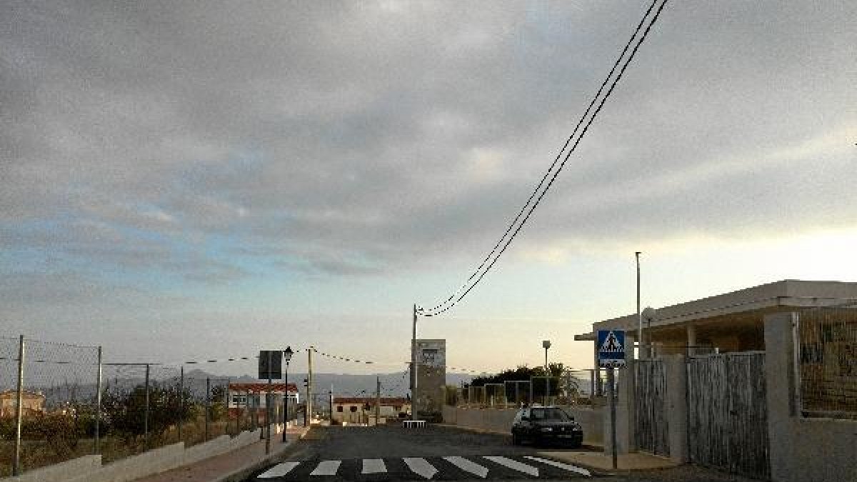 Resalto instalado en la pedanía de Úrcal.x,auto