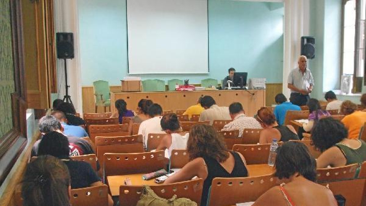 Estudiantes examinándose en la sede de la UNED.