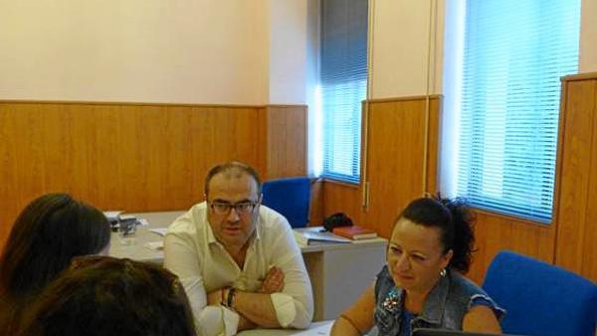 Los Graduados Sociales atendiendo a los ciudadanos.e;clip:rect(