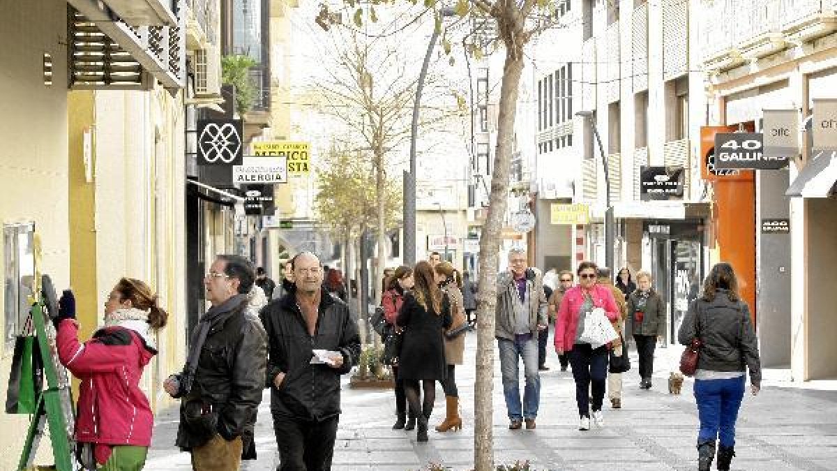 La calle Reyes Católicos de la capital este sábado.e;clip:rect(
