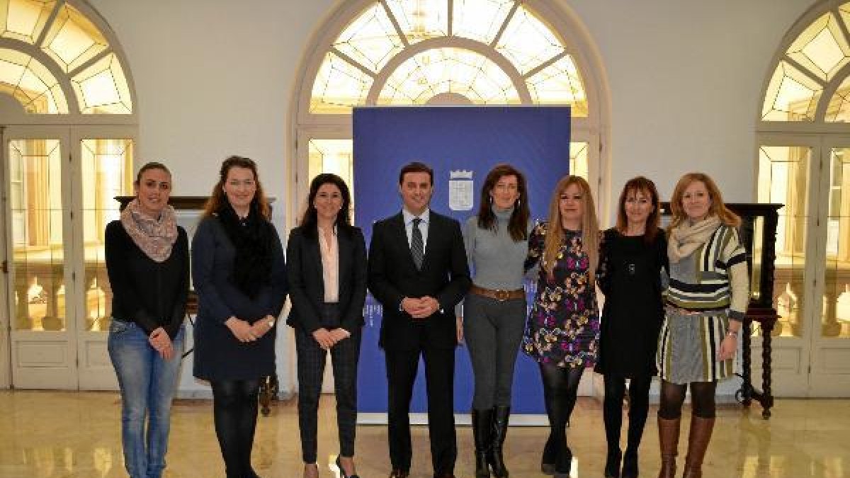 Foto de familia de asistentes al primer encuentroe;clip:rect(46