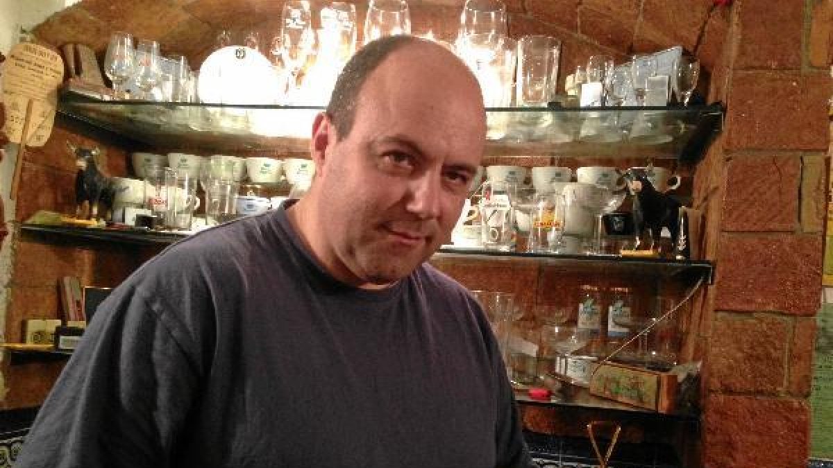 Manuel morales con dos tazas muy especiales.x,a