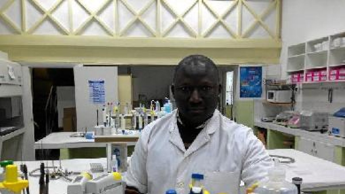 Edwin en el laboratorio del IES Albaida de la capital.e;c