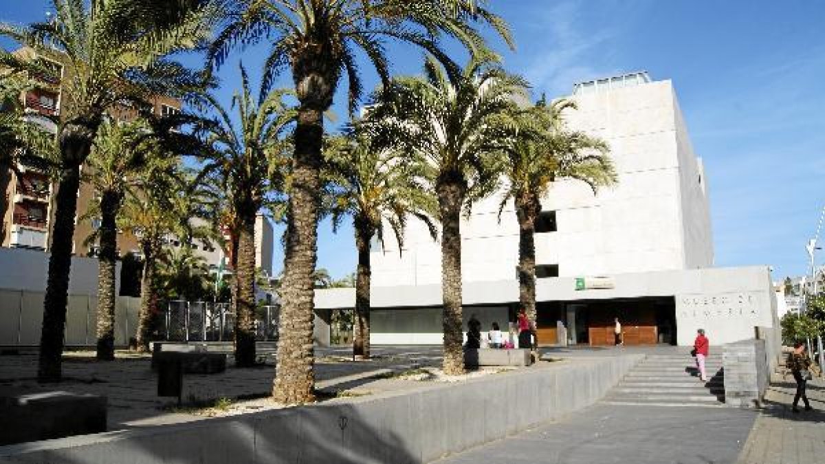 Vista general de la fachada del Museo de Almería.e;clip:rect(46