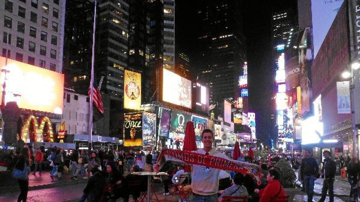 Javier Vizcaíno en Times Square.o,469