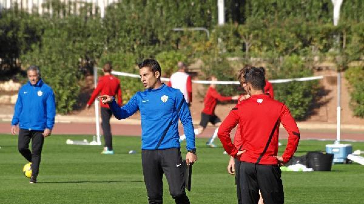 Francisco tiene al Almería fuera del descenso.x