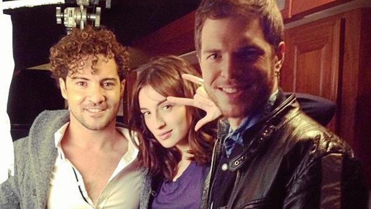 Bisbal con María Valverde y Cristian Valencia, durante el rodaje del videoclip.tyle>.apqj{