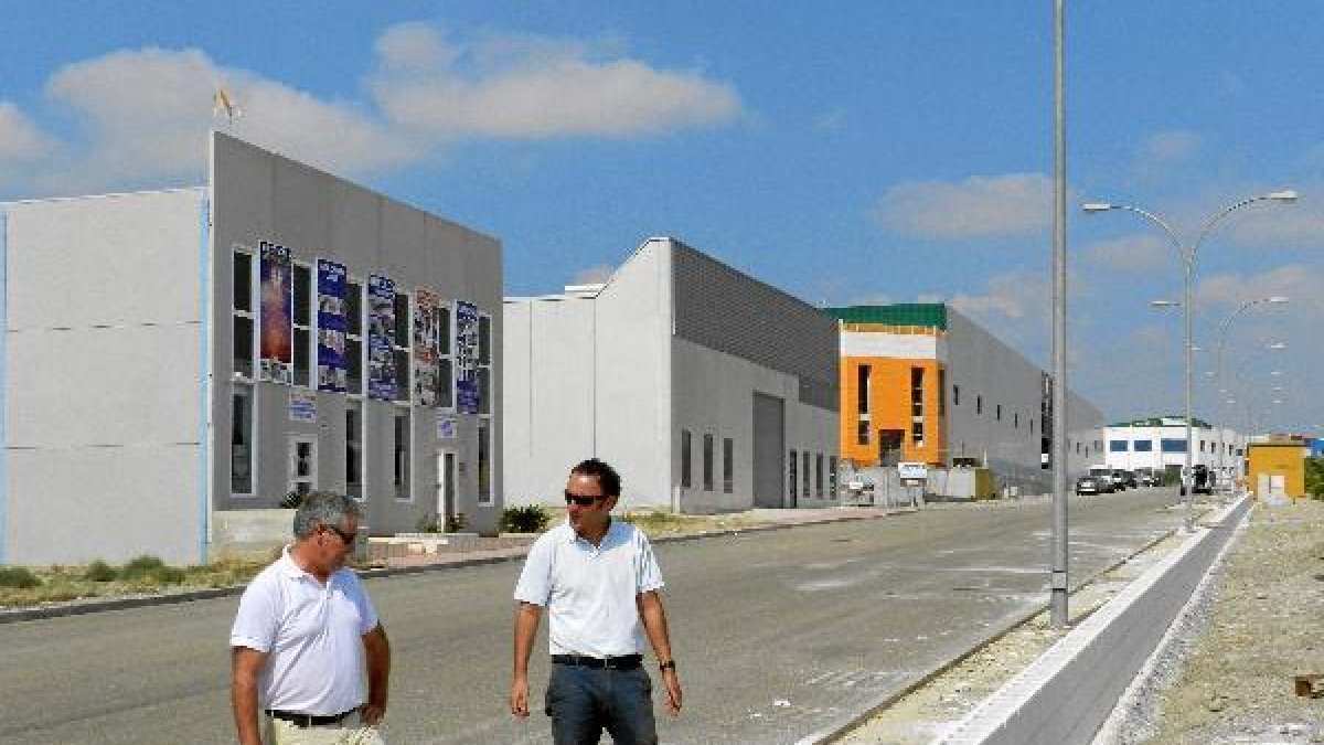 Dos concejales visitaron el lugar antes de su vallado completoe