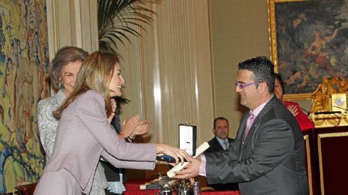 Doña letizia ortiz entrega la Cruz de Oro al presidente de FEDER, Juan Carrión.tyle>.apqj{