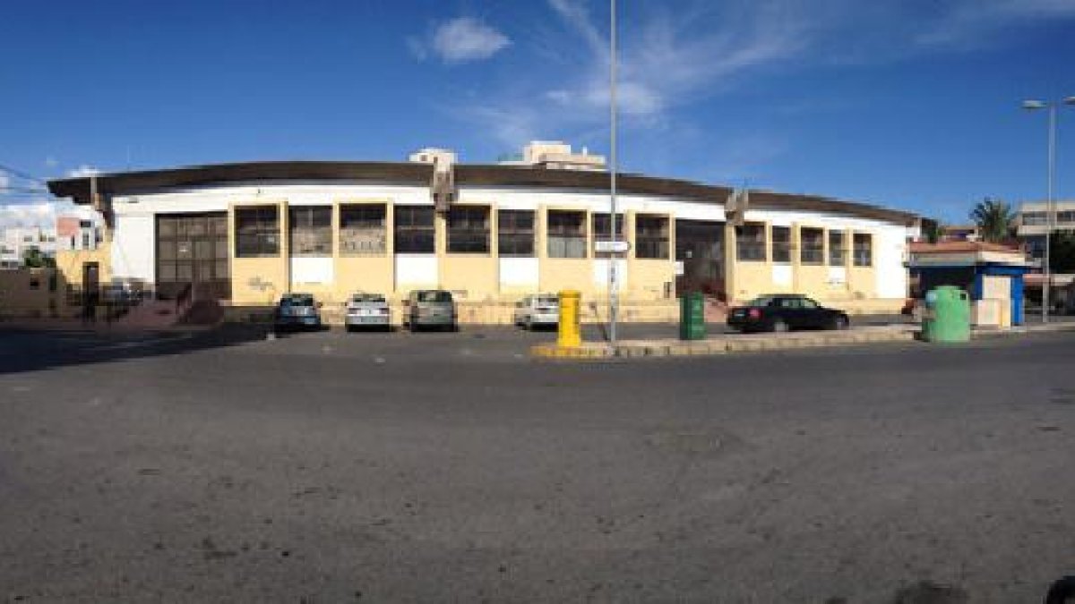 Fachada del edificio del mercado de abastos.x,a
