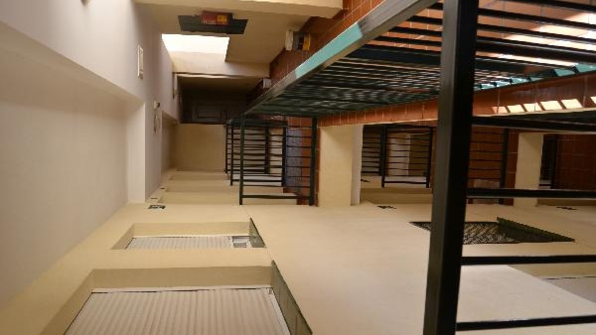 Espacio por el que trataba de llegar a la ventana antes de caer.tyle>.apqj{position:absolu