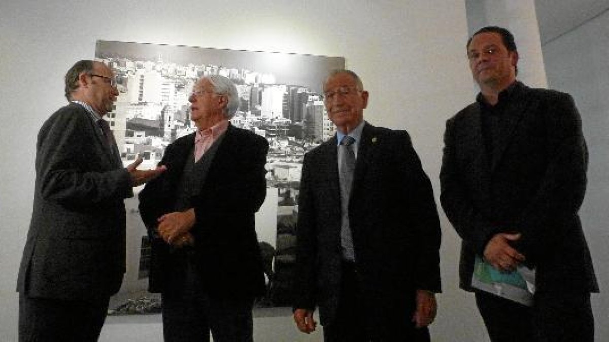 Pérez Siquier, junto a Rodríguez Comendador, Gabriel Amat y Juan Manuel Martín Robles, en la inaugur