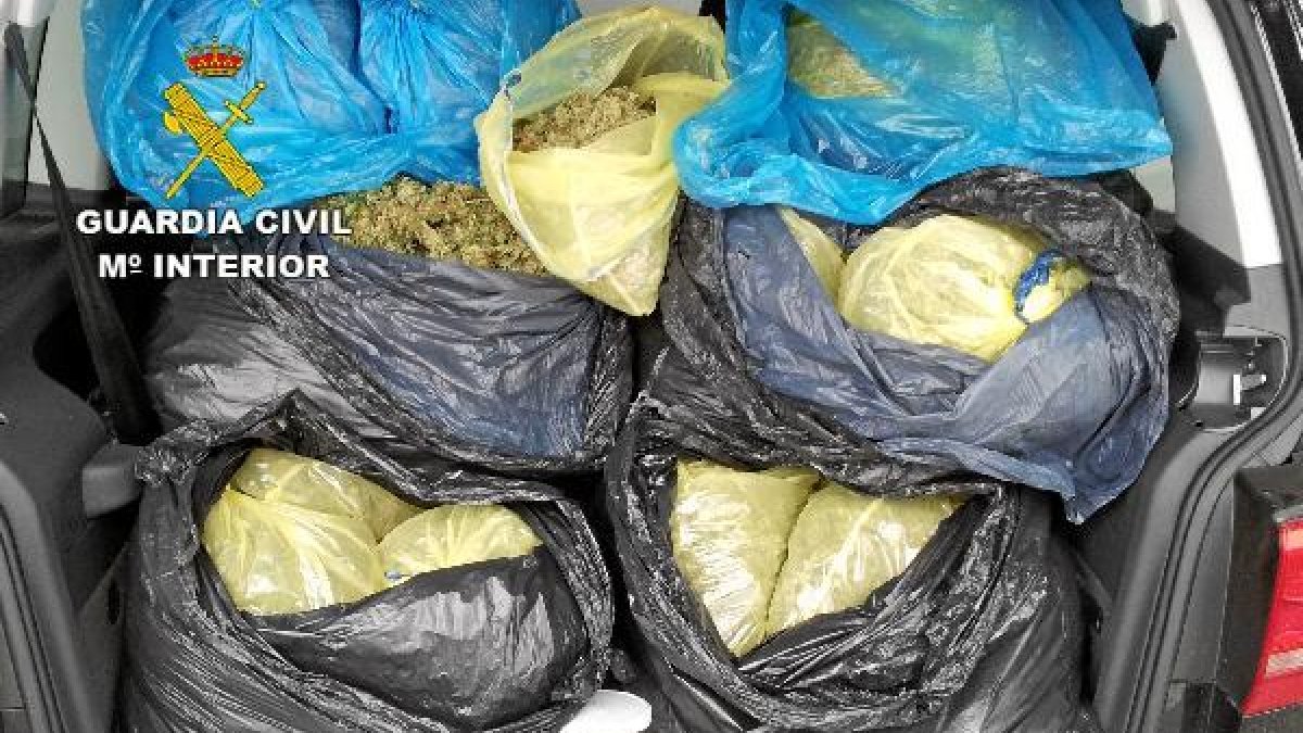 Droga  y dinero encontrado en el vehículo. x,au