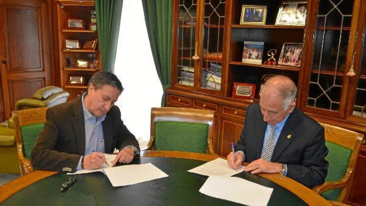 Firma del convenio firmado en Diputación.x,auto