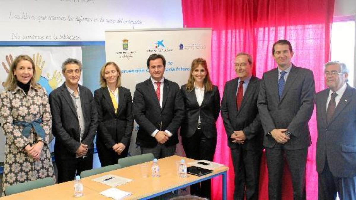 Asistentes a la firma de la renovación del convenio de colaboración.tyle>.apqj{position:ab