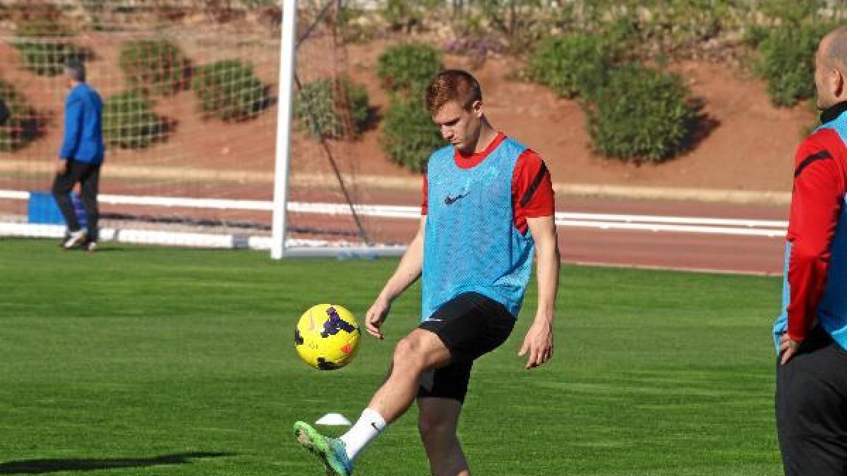 Raúl tiene que salir del Almería en invierno.x,