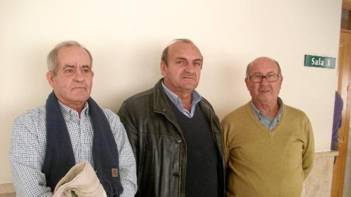 Ramón Esteban, Rafael Martínez y Antonio Cruz en el Tanatorio.e