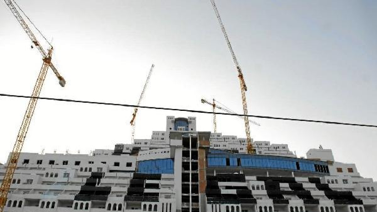 Hotel a medio construir en el paraje El Algarrobico.e;clip:rect