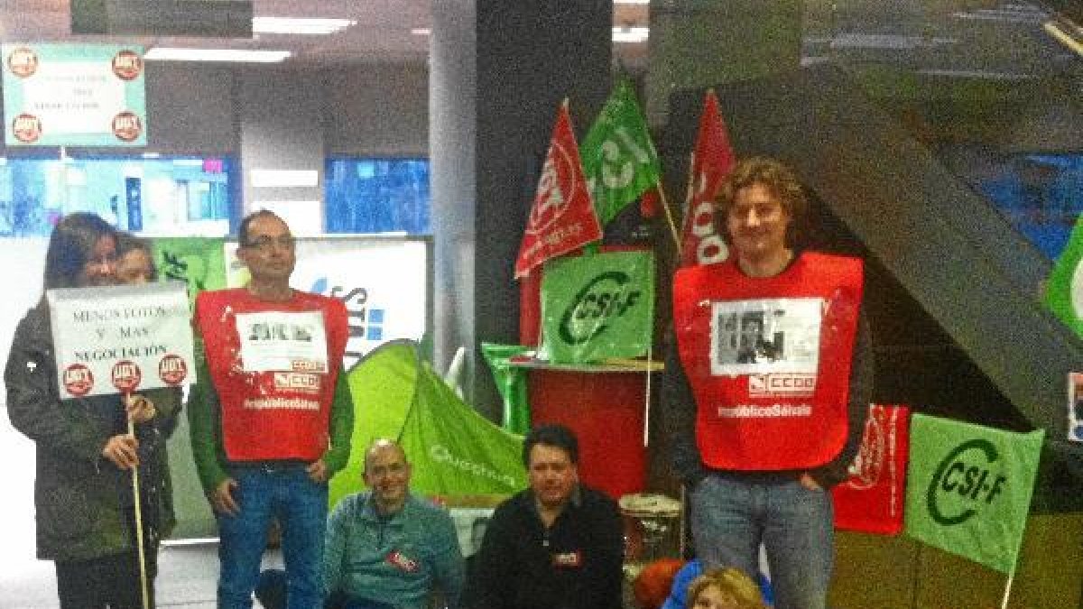 Encierro de representantes de los sindicatos anoche en la Ciudad de la Justicia.tyle>.apqj