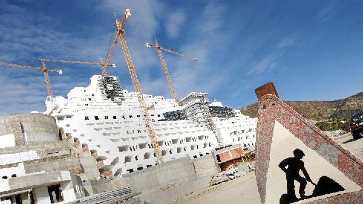 Las obras de construcción del edificio hotelero, ubicado en el paraje El Algarrobico de Carboneras,