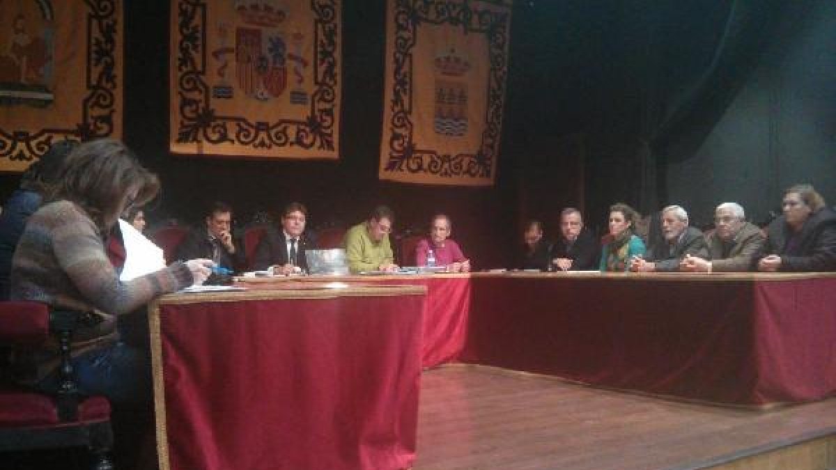 Corporación municipal de Albox ayer, durante la sesión plenaria en la que se aprobó el rescate del p