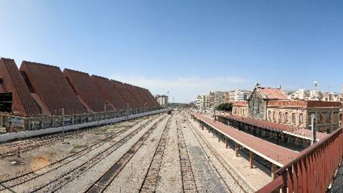 Vista panorámica de Almería con el Toblerone antes de ser demolido (Foto: Luis O’Valle).ty