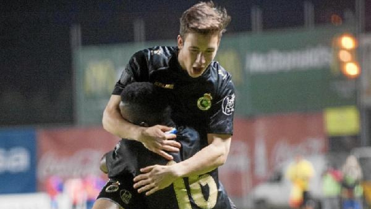 Saúl y Koné celebrando un gol del Racingx,auto,