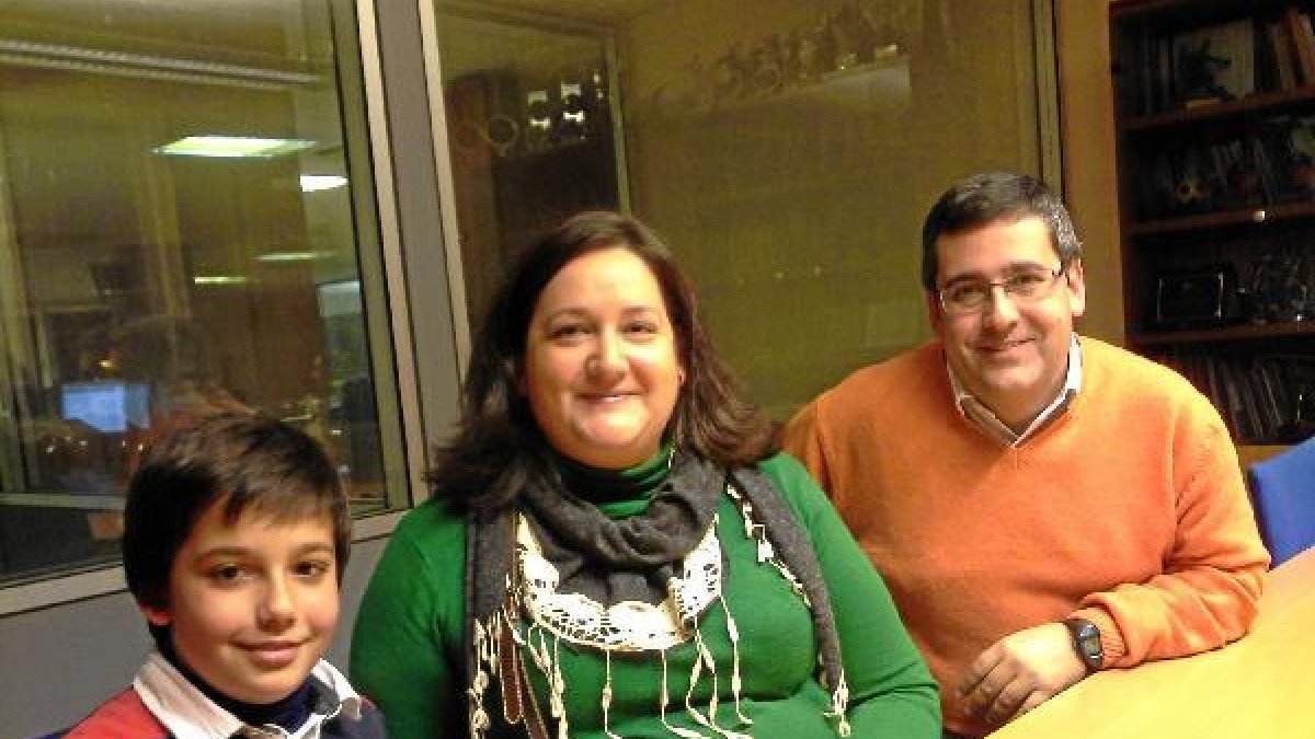 Fran, su madre Estrella Cara y su padre, Francisco Hernández, son una familia de acogida con dos pe