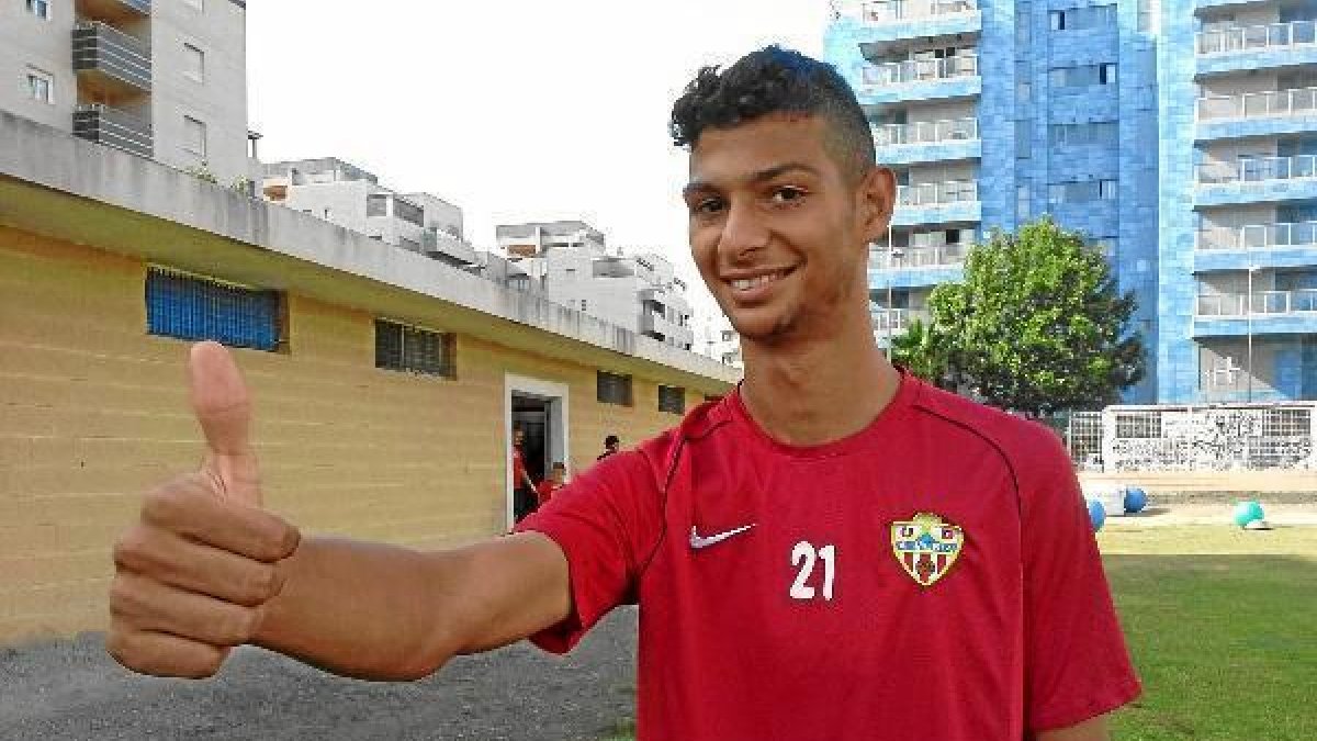 Joaquín Fernández, en el campo de la Vega de Acáe;clip:rect(469