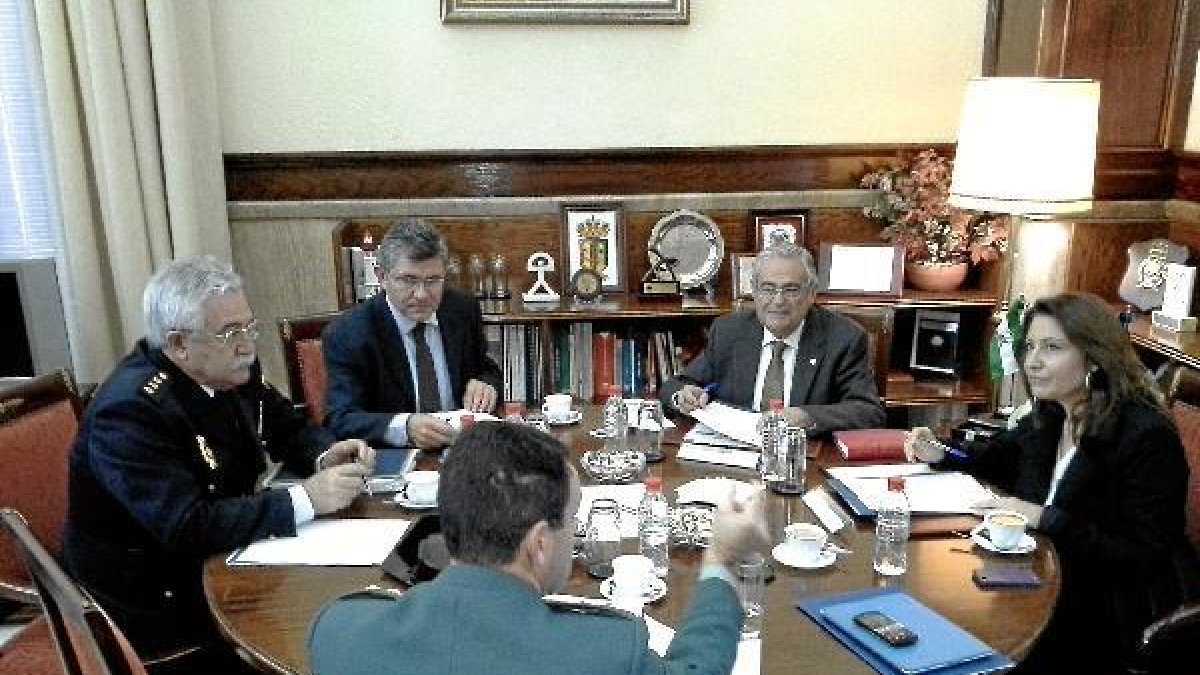 Reunión de seguridad ayer en la Subdelegación.x